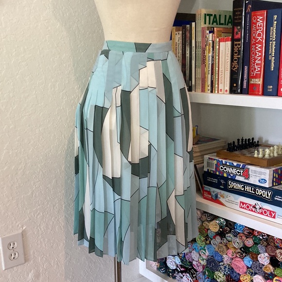 Ann Taylor Geo Pleated Skirt Size 10 Pleated skirt🌸 - Picture 6 of 11